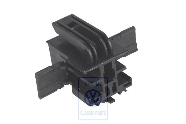 Flat contact housing