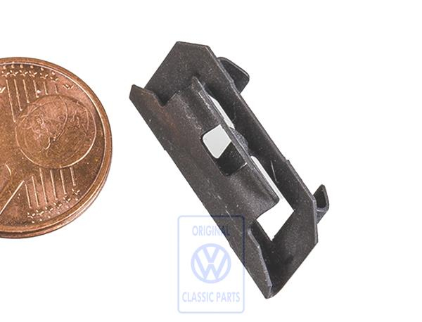 Retaining clip for VW T4