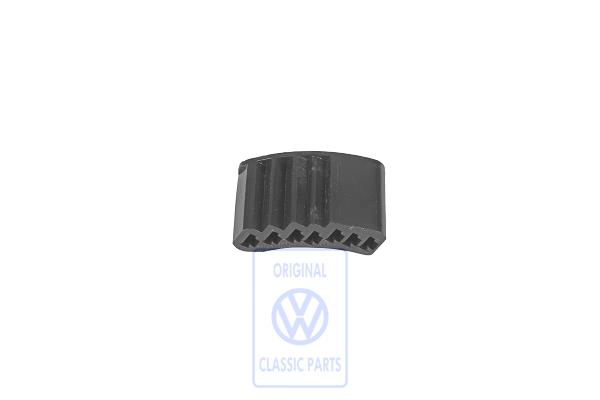 Flat contact housing