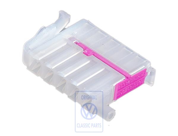 Flat contact housing