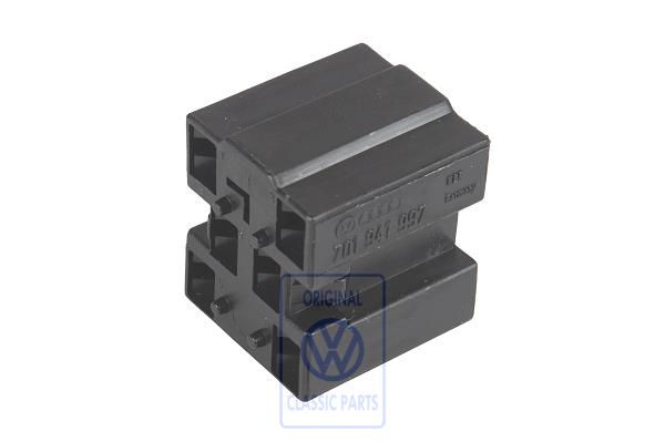 Flat contact housing