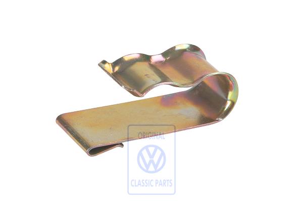 Retainer for fuel line