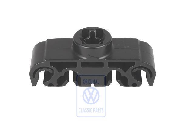 Brake pipe retainer for VW T4