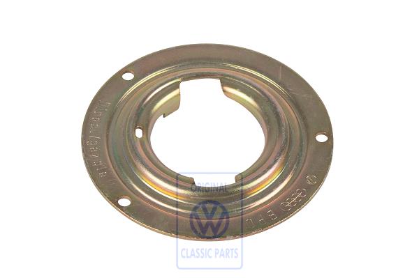 Filler cap retainer for VW LT Mk1