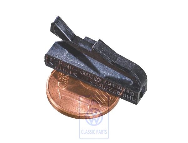 Flat contact housing