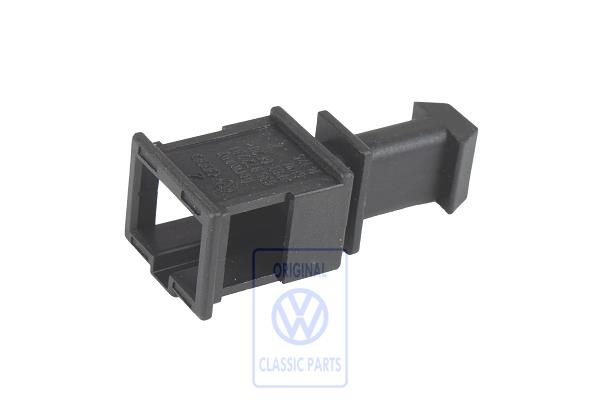 Flat contact housing