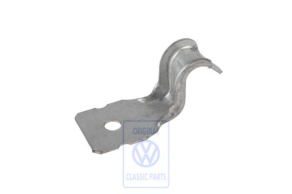 Exhaust pipe retainer