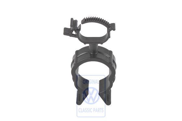 Swivel retainer