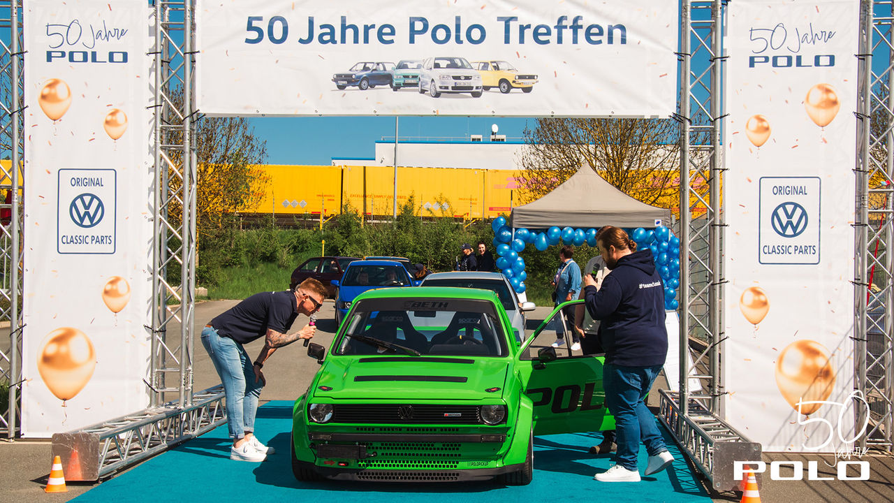 50 Jahre Polo Community Treffen bei Volkswagen Classic Parts: Über 100 Teilnehmer feiern bei strahlendem Sonnenschein die Polo Generationen 1 bis 4.
