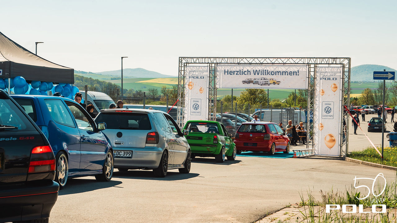50 Jahre Polo Community Treffen bei Volkswagen Classic Parts: Über 100 Teilnehmer feiern bei strahlendem Sonnenschein die Polo Generationen 1 bis 4.
