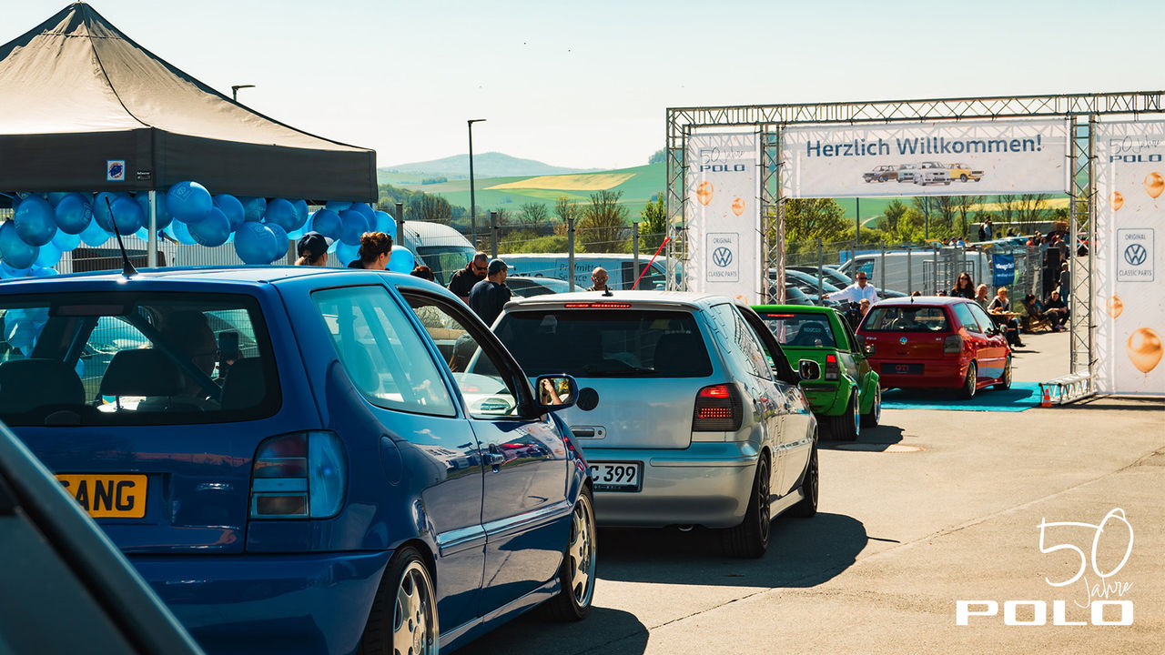 50 Jahre Polo Community Treffen bei Volkswagen Classic Parts: Über 100 Teilnehmer feiern bei strahlendem Sonnenschein die Polo Generationen 1 bis 4.