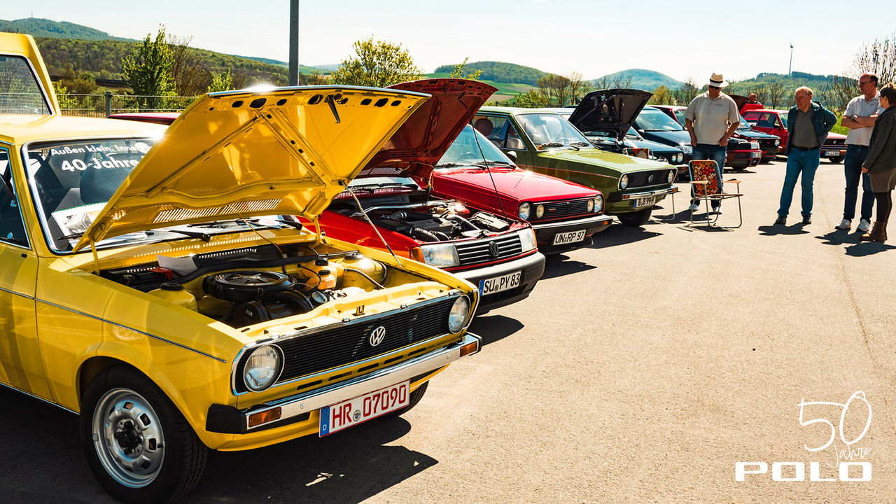 50 Jahre Polo Community Treffen bei Volkswagen Classic Parts: Über 100 Teilnehmer feiern bei strahlendem Sonnenschein die Polo Generationen 1 bis 4.