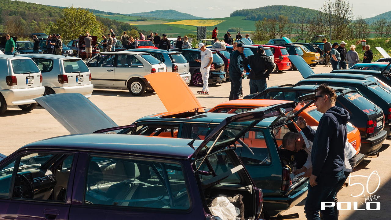 50 Jahre Polo Community Treffen bei Volkswagen Classic Parts: Über 100 Teilnehmer feiern bei strahlendem Sonnenschein die Polo Generationen 1 bis 4.