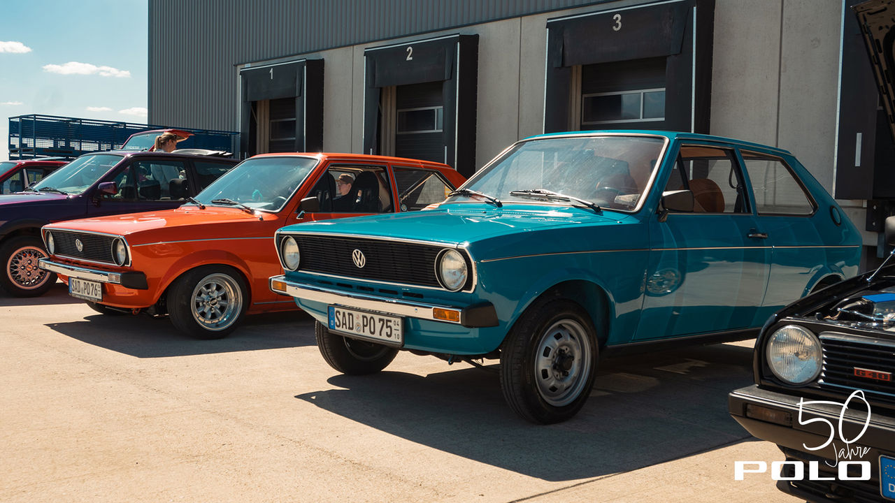 50 Jahre Polo Community Treffen bei Volkswagen Classic Parts: Über 100 Teilnehmer feiern bei strahlendem Sonnenschein die Polo Generationen 1 bis 4.