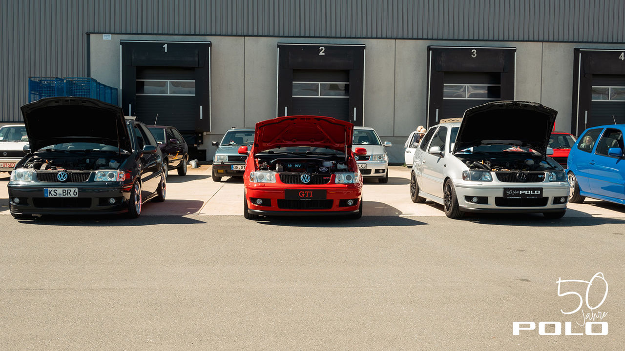 50 Jahre Polo Community Treffen bei Volkswagen Classic Parts: Über 100 Teilnehmer feiern bei strahlendem Sonnenschein die Polo Generationen 1 bis 4.