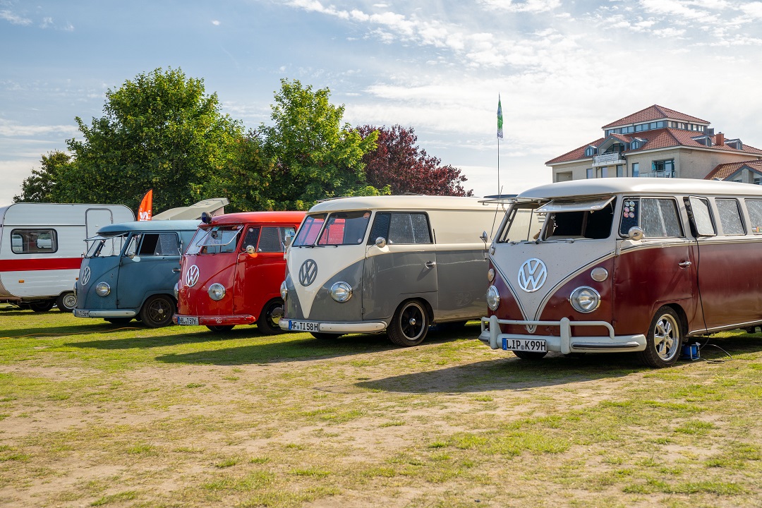Volkswagen Classic Parts @ Midsummer Bulli Festival: Vom 20. bis 23. Juni trafen sich rund 2.000 passionierte Bulli-Fahrer am Südstrand auf Fehmarn, um die kürzeste Nacht des Jahres zu feiern.