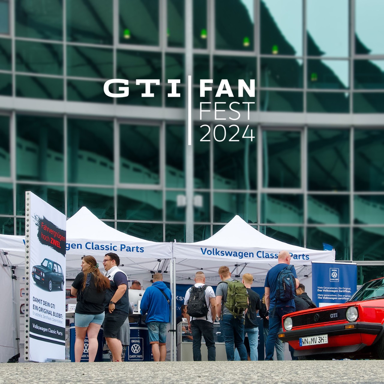 Wir blicken zurück auf das GTI FAN FEST 20024. Vom 26.-28. Juli 2024 kamen rund 15.000 GTI-Fans und ca. 700 GTI-Fahrer nach Wolfsburg, um mit Volkswagen das GTI Fanfest zu feiern. Volkswagen Classic Parts war mit einer abwechslungsreichen Ersatzteilpräsentation sowie tollen Aktionen vertreten.