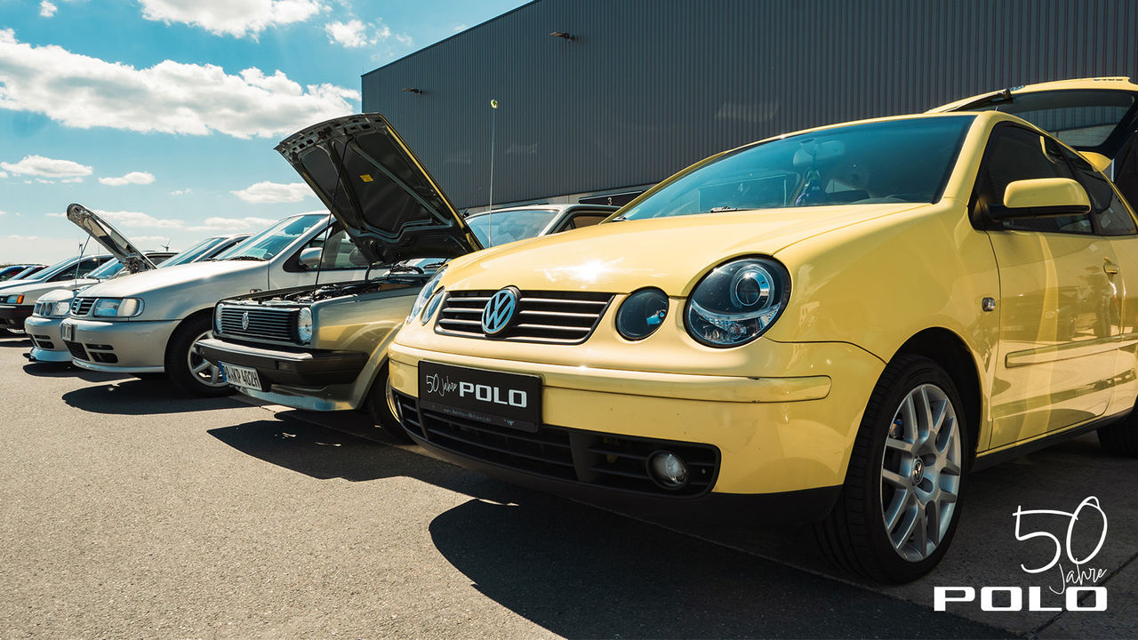 50 Jahre Polo Community Treffen bei Volkswagen Classic Parts: Über 100 Teilnehmer feiern bei strahlendem Sonnenschein die Polo Generationen 1 bis 4.