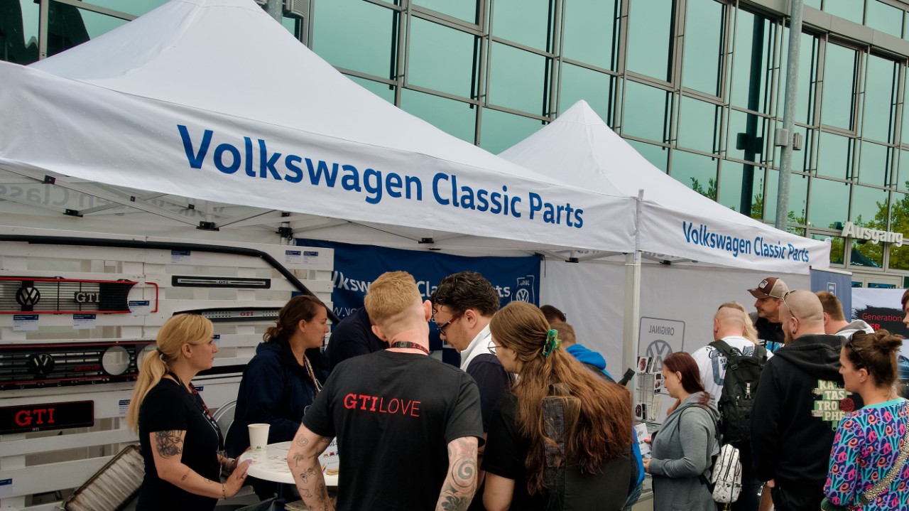 Wir blicken zurück auf das GTI FAN FEST 20024. Vom 26.-28. Juli 2024 kamen rund 15.000 GTI-Fans und ca. 700 GTI-Fahrer nach Wolfsburg, um mit Volkswagen das GTI Fanfest zu feiern. Volkswagen Classic Parts war mit einer abwechslungsreichen Ersatzteilpräsentation sowie tollen Aktionen vertreten.