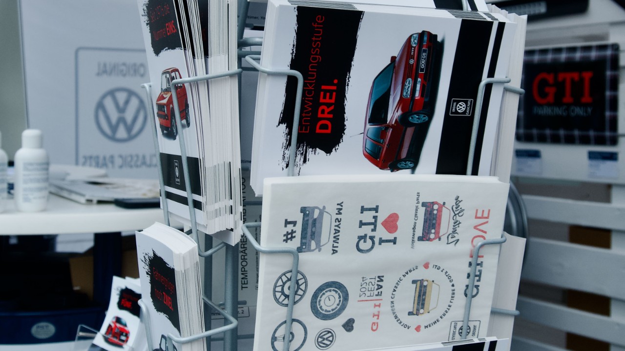 Wir blicken zurück auf das GTI FAN FEST 20024. Vom 26.-28. Juli 2024 kamen rund 15.000 GTI-Fans und ca. 700 GTI-Fahrer nach Wolfsburg, um mit Volkswagen das GTI Fanfest zu feiern. Volkswagen Classic Parts war mit einer abwechslungsreichen Ersatzteilpräsentation sowie tollen Aktionen vertreten.