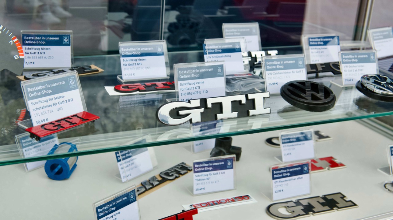 Wir blicken zurück auf das GTI FAN FEST 20024. Vom 26.-28. Juli 2024 kamen rund 15.000 GTI-Fans und ca. 700 GTI-Fahrer nach Wolfsburg, um mit Volkswagen das GTI Fanfest zu feiern. Volkswagen Classic Parts war mit einer abwechslungsreichen Ersatzteilpräsentation sowie tollen Aktionen vertreten.