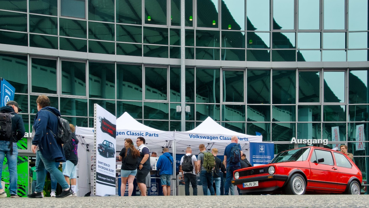 Wir blicken zurück auf das GTI FAN FEST 20024. Vom 26.-28. Juli 2024 kamen rund 15.000 GTI-Fans und ca. 700 GTI-Fahrer nach Wolfsburg, um mit Volkswagen das GTI Fanfest zu feiern. Volkswagen Classic Parts war mit einer abwechslungsreichen Ersatzteilpräsentation sowie tollen Aktionen vertreten.