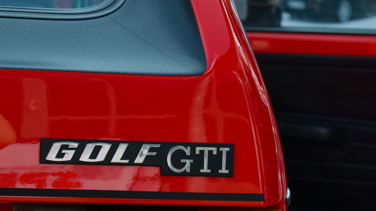 Wir blicken zurück auf das GTI FAN FEST 20024. Vom 26.-28. Juli 2024 kamen rund 15.000 GTI-Fans und ca. 700 GTI-Fahrer nach Wolfsburg, um mit Volkswagen das GTI Fanfest zu feiern. Volkswagen Classic Parts war mit einer abwechslungsreichen Ersatzteilpräsentation sowie tollen Aktionen vertreten.