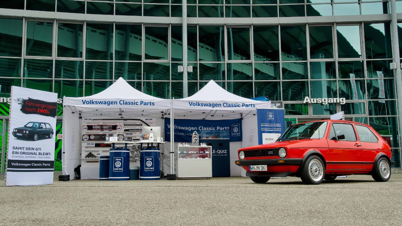 Wir blicken zurück auf das GTI FAN FEST 20024. Vom 26.-28. Juli 2024 kamen rund 15.000 GTI-Fans und ca. 700 GTI-Fahrer nach Wolfsburg, um mit Volkswagen das GTI Fanfest zu feiern. Volkswagen Classic Parts war mit einer abwechslungsreichen Ersatzteilpräsentation sowie tollen Aktionen vertreten.