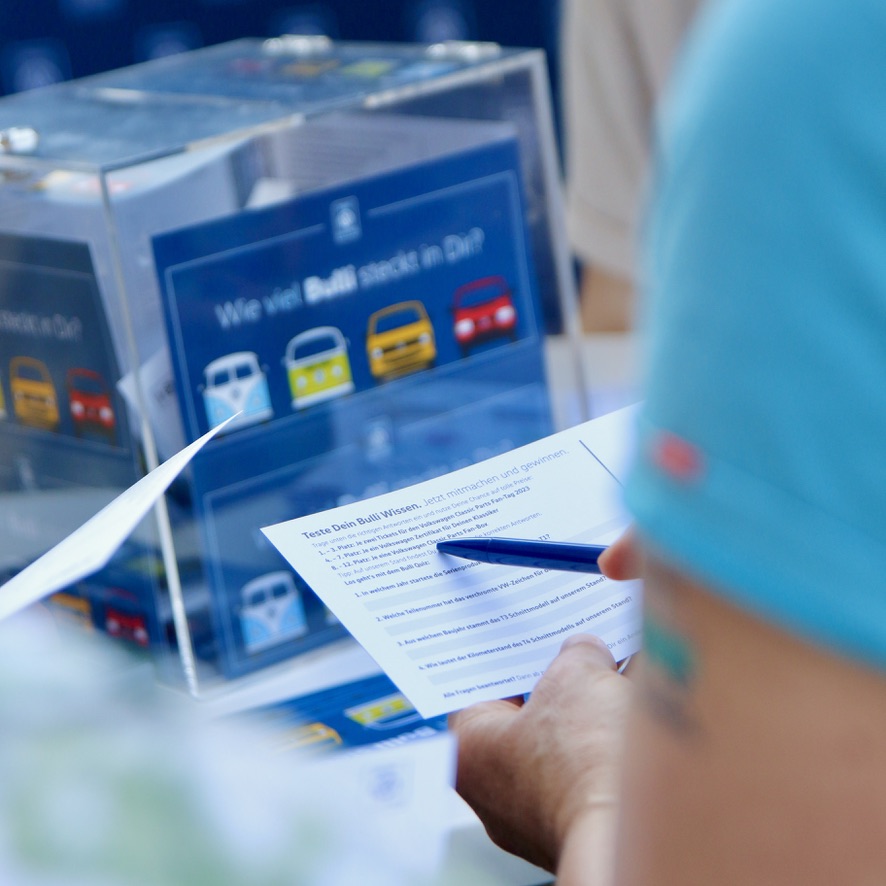 Im Zeichen des Bulli: Im Juni 2023 fand das VW Bus Festival in Hannover statt. Am Stand von Volkswagen Classic Parts waren Bulli-Fans aus aller Welt versammelt für Ersatzteile in Originalqualität und viele Benzin-Gespräche.
