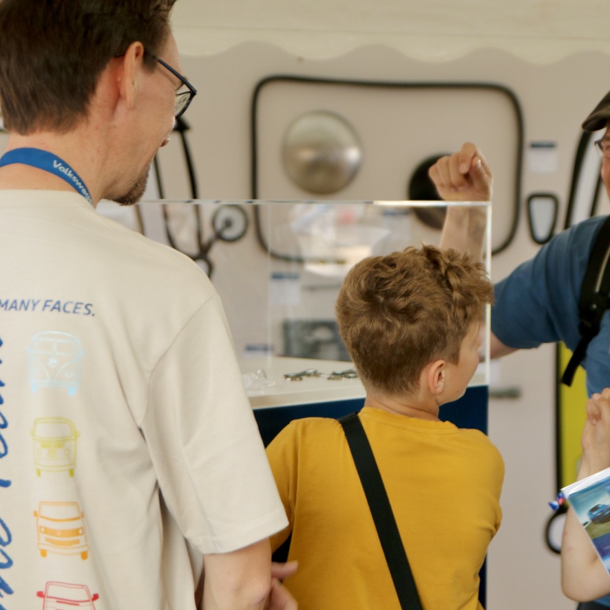 Im Zeichen des Bulli: Im Juni 2023 fand das VW Bus Festival in Hannover statt. Am Stand von Volkswagen Classic Parts waren Bulli-Fans aus aller Welt versammelt für Ersatzteile in Originalqualität und viele Benzin-Gespräche.