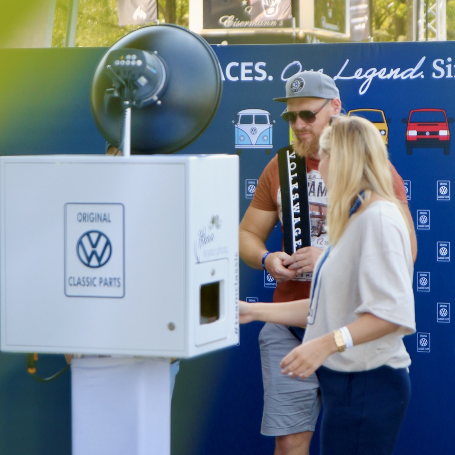 Im Zeichen des Bulli: Im Juni 2023 fand das VW Bus Festival in Hannover statt. Am Stand von Volkswagen Classic Parts waren Bulli-Fans aus aller Welt versammelt für Ersatzteile in Originalqualität und viele Benzin-Gespräche.