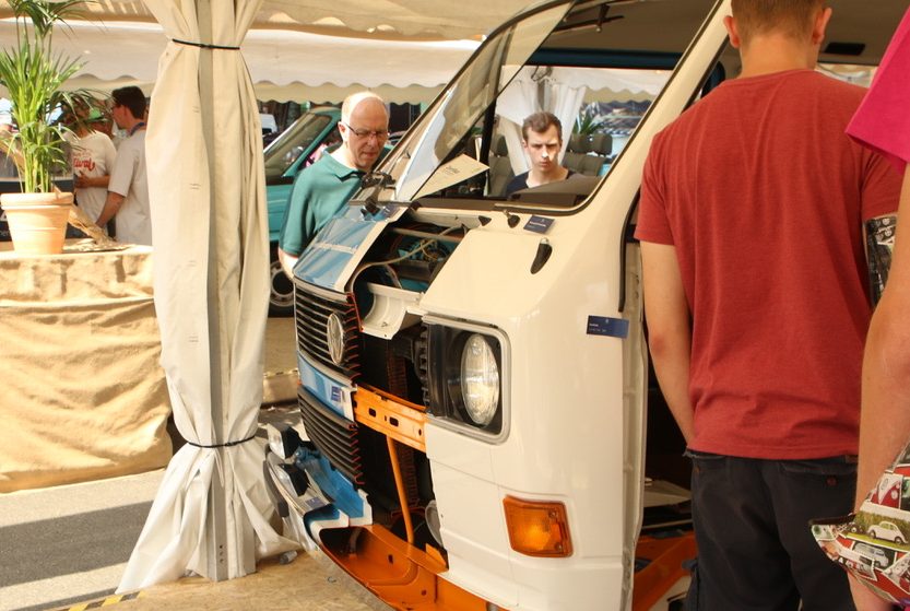 Im Zeichen des Bulli: Im Juni 2023 fand das VW Bus Festival in Hannover statt. Am Stand von Volkswagen Classic Parts waren Bulli-Fans aus aller Welt versammelt für Ersatzteile in Originalqualität und viele Benzin-Gespräche.