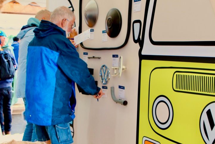 Im Zeichen des Bulli: Im Juni 2023 fand das VW Bus Festival in Hannover statt. Am Stand von Volkswagen Classic Parts waren Bulli-Fans aus aller Welt versammelt für Ersatzteile in Originalqualität und viele Benzin-Gespräche.
