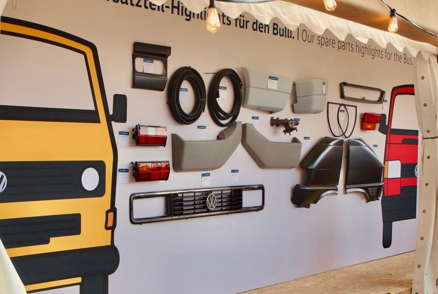 Im Zeichen des Bulli: Im Juni 2023 fand das VW Bus Festival in Hannover statt. Am Stand von Volkswagen Classic Parts waren Bulli-Fans aus aller Welt versammelt für Ersatzteile in Originalqualität und viele Benzin-Gespräche.