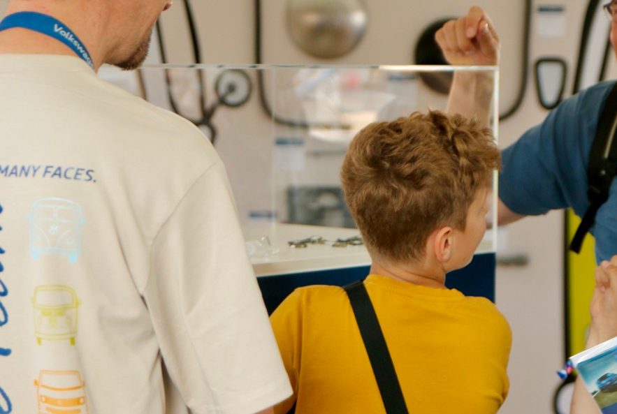 Im Zeichen des Bulli: Im Juni 2023 fand das VW Bus Festival in Hannover statt. Am Stand von Volkswagen Classic Parts waren Bulli-Fans aus aller Welt versammelt für Ersatzteile in Originalqualität und viele Benzin-Gespräche.