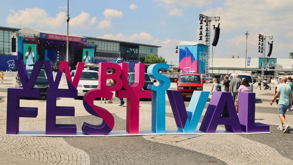 Im Zeichen des Bulli: Im Juni 2023 fand das VW Bus Festival in Hannover statt. Am Stand von Volkswagen Classic Parts waren Bulli-Fans aus aller Welt versammelt für Ersatzteile in Originalqualität und viele Benzin-Gespräche.