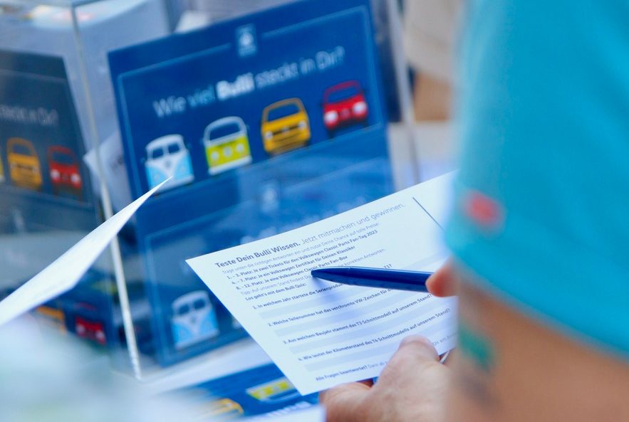 Under the sign of the Kombi: in June 2023 the VW Bus Festival took place in Hanover. At the Volkswagen Classic Parts stand, Kombi fans from all over the world were gathered for original quality spare parts and many petrol-powered conversations.