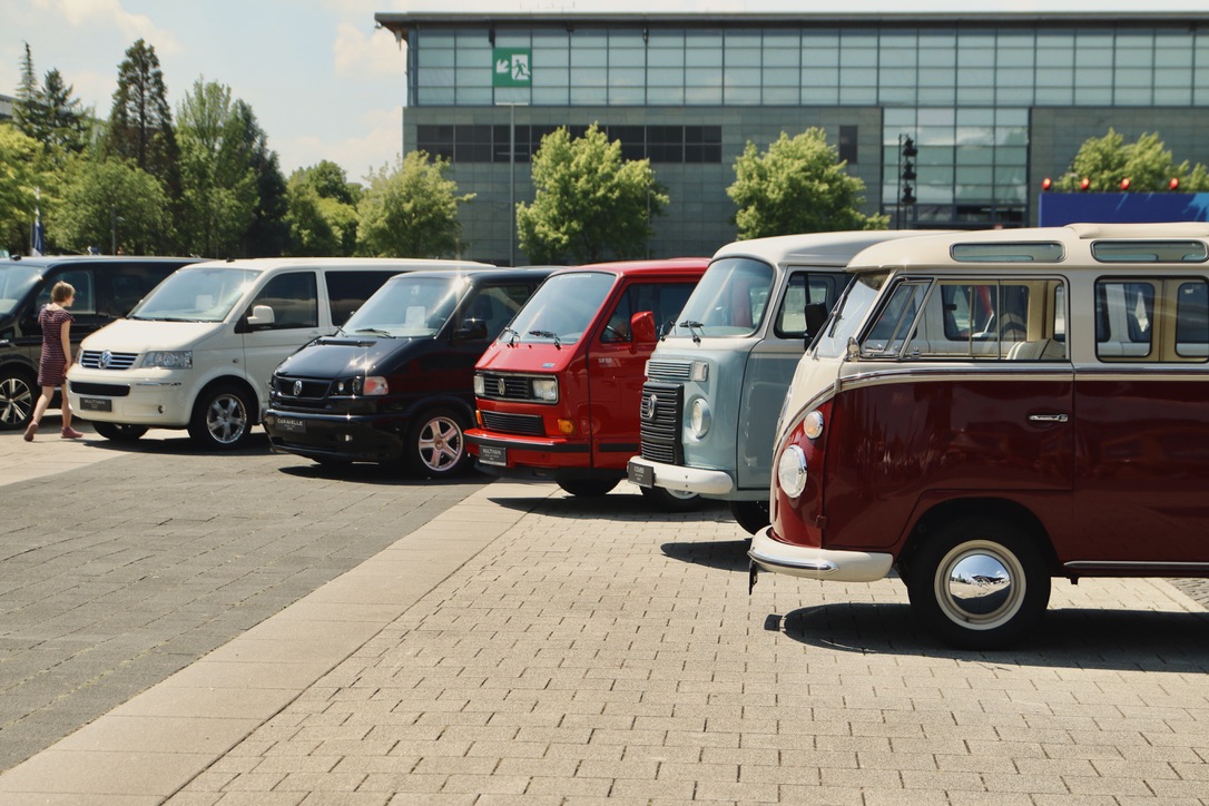 Under the sign of the Kombi: in June 2023 the VW Bus Festival took place in Hanover. At the Volkswagen Classic Parts stand, Kombi fans from all over the world were gathered for original quality spare parts and many petrol-powered conversations.