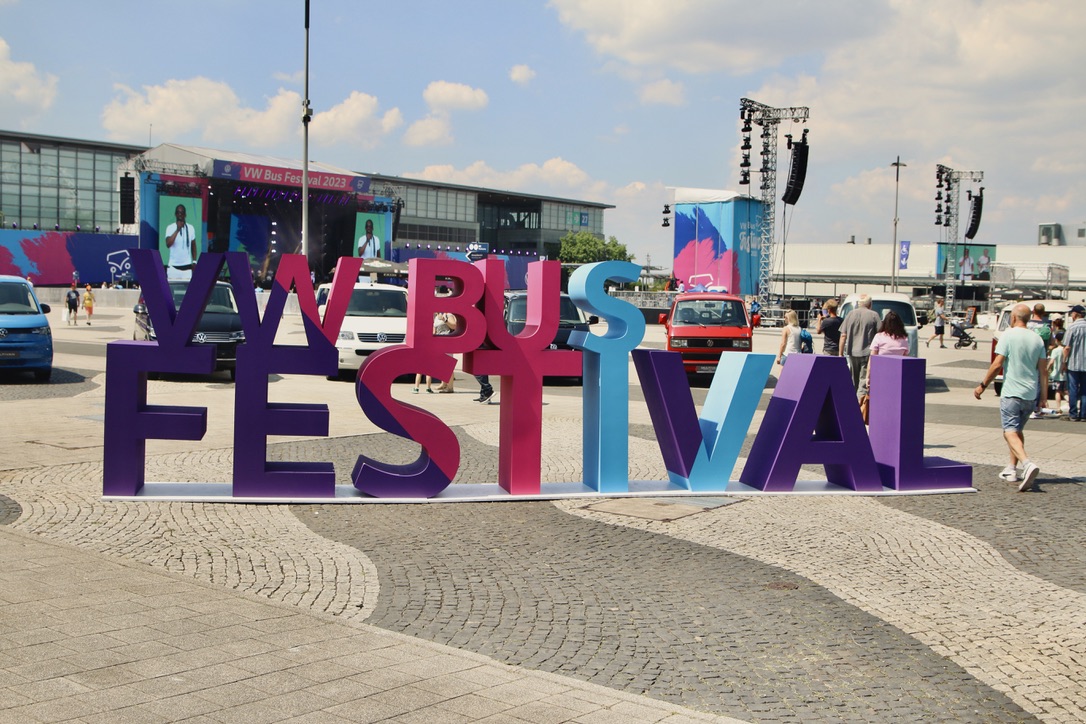 Under the sign of the Kombi: in June 2023 the VW Bus Festival took place in Hanover. At the Volkswagen Classic Parts stand, Kombi fans from all over the world were gathered for original quality spare parts and many petrol-powered conversations.