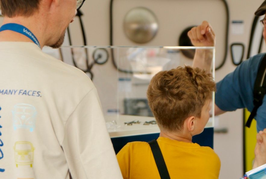 Under the sign of the Kombi: in June 2023 the VW Bus Festival took place in Hanover. At the Volkswagen Classic Parts stand, Kombi fans from all over the world were gathered for original quality spare parts and many petrol-powered conversations.