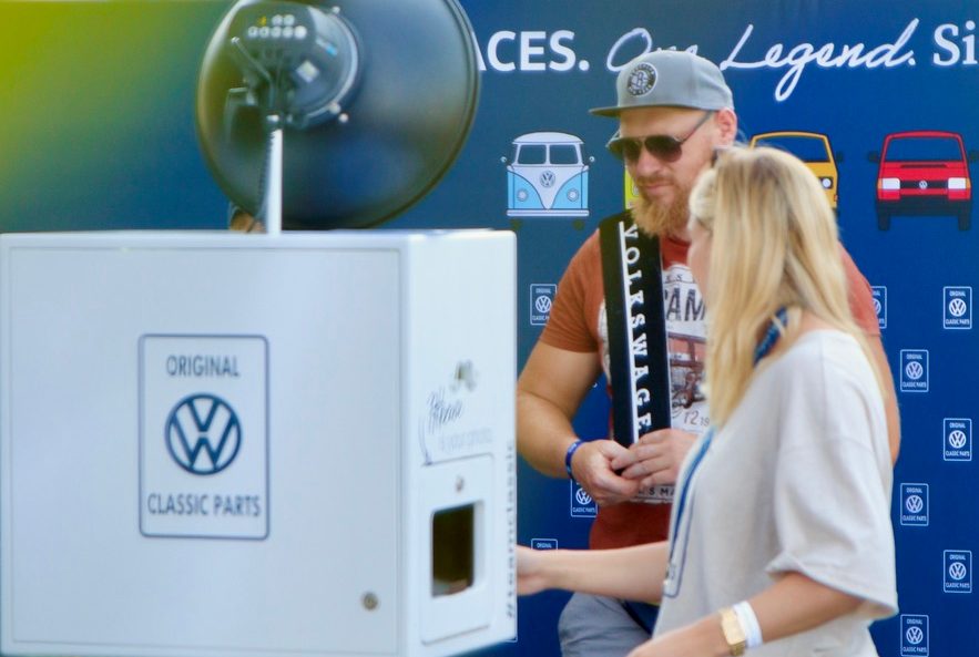 Under the sign of the Kombi: in June 2023 the VW Bus Festival took place in Hanover. At the Volkswagen Classic Parts stand, Kombi fans from all over the world were gathered for original quality spare parts and many petrol-powered conversations.